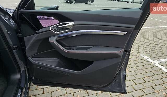 Серый Ауди Q8 Sportback e-tron, объемом двигателя 0 л и пробегом 65 тыс. км за 59999 $, фото 107 на Automoto.ua