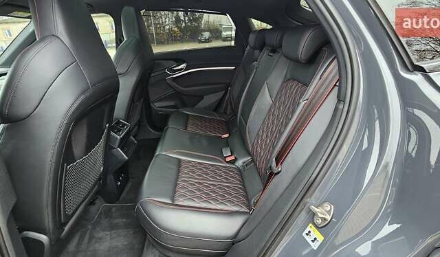 Серый Ауди Q8 Sportback e-tron, объемом двигателя 0 л и пробегом 65 тыс. км за 59999 $, фото 130 на Automoto.ua