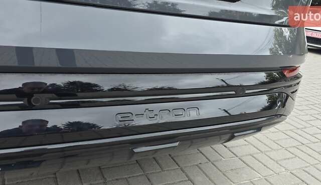 Серый Ауди Q8 Sportback e-tron, объемом двигателя 0 л и пробегом 20 тыс. км за 64800 $, фото 49 на Automoto.ua