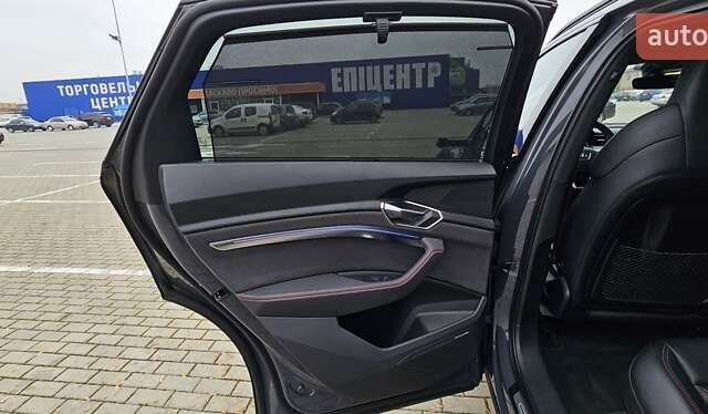 Серый Ауди Q8 Sportback e-tron, объемом двигателя 0 л и пробегом 65 тыс. км за 59999 $, фото 127 на Automoto.ua