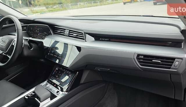Серый Ауди Q8 Sportback e-tron, объемом двигателя 0 л и пробегом 20 тыс. км за 64800 $, фото 87 на Automoto.ua