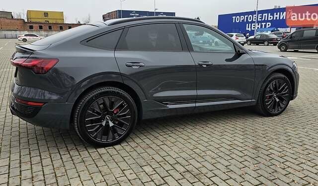 Серый Ауди Q8 Sportback e-tron, объемом двигателя 0 л и пробегом 65 тыс. км за 59999 $, фото 45 на Automoto.ua