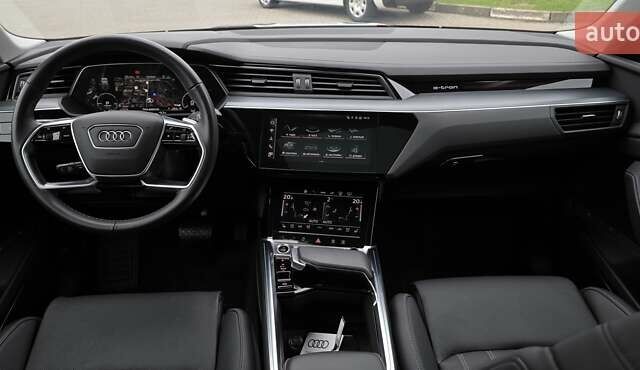 Серый Ауди Q8 Sportback e-tron, объемом двигателя 0 л и пробегом 20 тыс. км за 64800 $, фото 69 на Automoto.ua