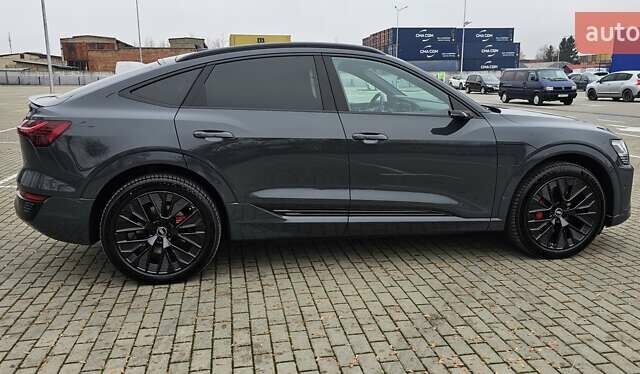 Серый Ауди Q8 Sportback e-tron, объемом двигателя 0 л и пробегом 65 тыс. км за 59999 $, фото 47 на Automoto.ua