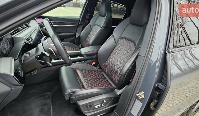 Серый Ауди Q8 Sportback e-tron, объемом двигателя 0 л и пробегом 65 тыс. км за 59999 $, фото 134 на Automoto.ua