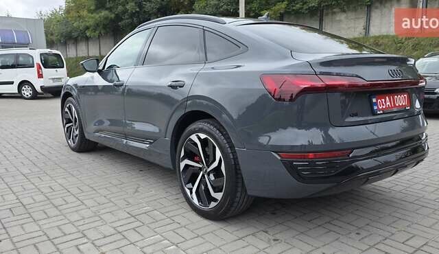 Серый Ауди Q8 Sportback e-tron, объемом двигателя 0 л и пробегом 20 тыс. км за 64800 $, фото 24 на Automoto.ua