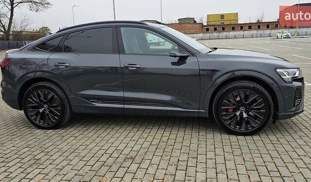 Серый Ауди Q8 Sportback e-tron, объемом двигателя 0 л и пробегом 65 тыс. км за 59999 $, фото 50 на Automoto.ua