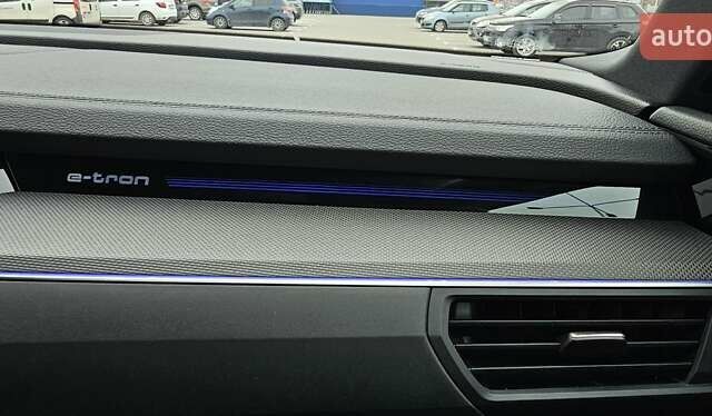 Серый Ауди Q8 Sportback e-tron, объемом двигателя 0 л и пробегом 65 тыс. км за 59999 $, фото 66 на Automoto.ua