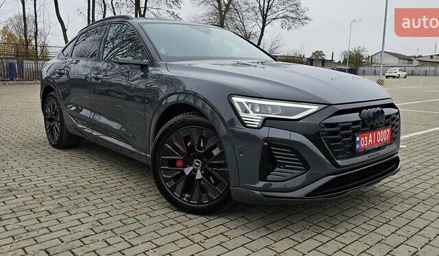 Серый Ауди Q8 Sportback e-tron, объемом двигателя 0 л и пробегом 65 тыс. км за 59999 $, фото 3 на Automoto.ua