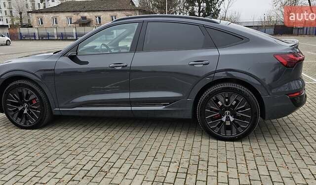 Серый Ауди Q8 Sportback e-tron, объемом двигателя 0 л и пробегом 65 тыс. км за 59999 $, фото 29 на Automoto.ua