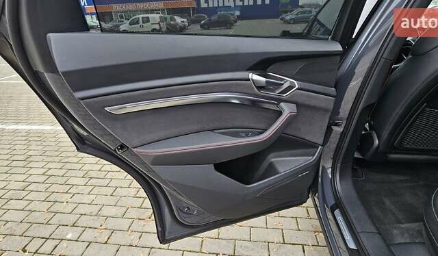 Серый Ауди Q8 Sportback e-tron, объемом двигателя 0 л и пробегом 65 тыс. км за 59999 $, фото 129 на Automoto.ua