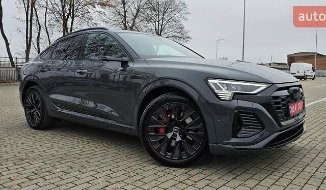 Серый Ауди Q8 Sportback e-tron, объемом двигателя 0 л и пробегом 65 тыс. км за 59999 $, фото 2 на Automoto.ua