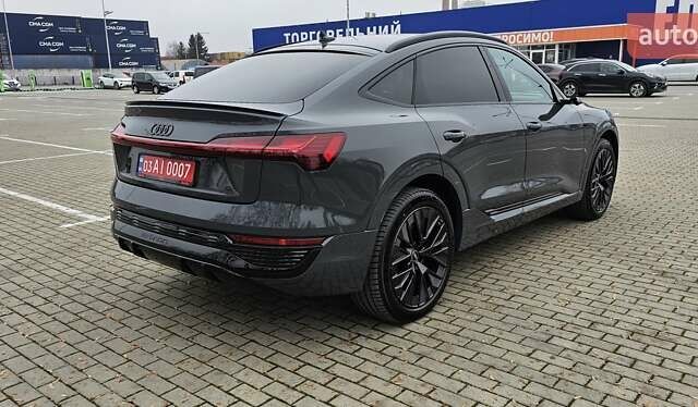 Серый Ауди Q8 Sportback e-tron, объемом двигателя 0 л и пробегом 65 тыс. км за 59999 $, фото 42 на Automoto.ua
