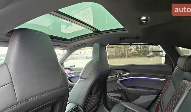 Серый Ауди Q8 Sportback e-tron, объемом двигателя 0 л и пробегом 65 тыс. км за 59999 $, фото 125 на Automoto.ua