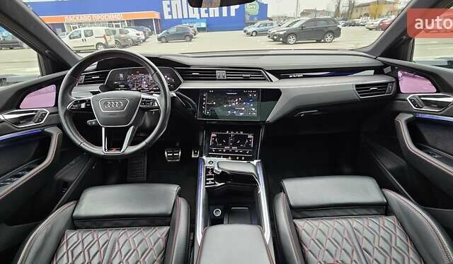 Серый Ауди Q8 Sportback e-tron, объемом двигателя 0 л и пробегом 65 тыс. км за 59999 $, фото 123 на Automoto.ua