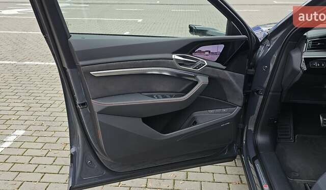 Серый Ауди Q8 Sportback e-tron, объемом двигателя 0 л и пробегом 65 тыс. км за 59999 $, фото 142 на Automoto.ua