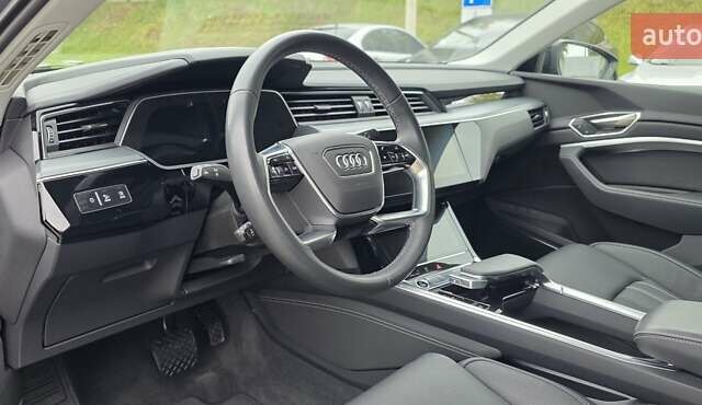 Серый Ауди Q8 Sportback e-tron, объемом двигателя 0 л и пробегом 20 тыс. км за 64800 $, фото 66 на Automoto.ua