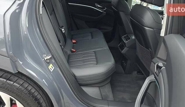 Серый Ауди Q8 Sportback e-tron, объемом двигателя 0 л и пробегом 20 тыс. км за 64800 $, фото 80 на Automoto.ua