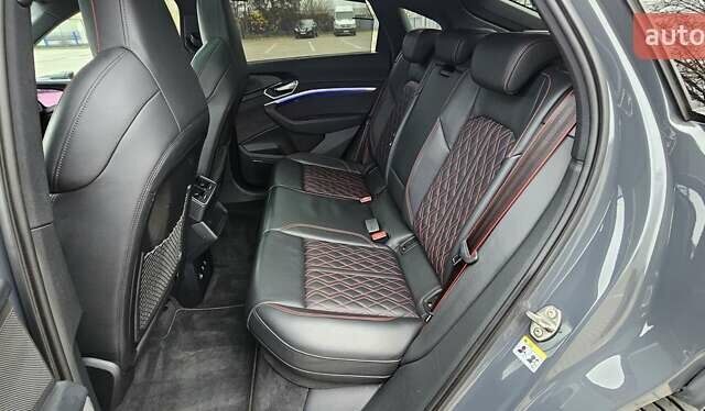 Серый Ауди Q8 Sportback e-tron, объемом двигателя 0 л и пробегом 65 тыс. км за 59999 $, фото 126 на Automoto.ua