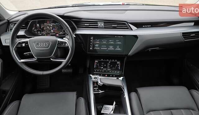 Серый Ауди Q8 Sportback e-tron, объемом двигателя 0 л и пробегом 20 тыс. км за 64800 $, фото 71 на Automoto.ua