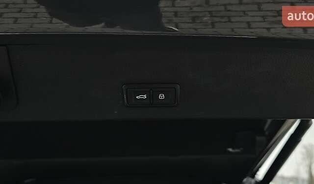 Серый Ауди Q8 Sportback e-tron, объемом двигателя 0 л и пробегом 65 тыс. км за 59999 $, фото 117 на Automoto.ua