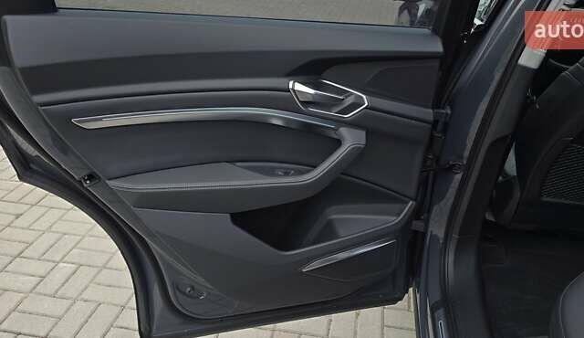 Серый Ауди Q8 Sportback e-tron, объемом двигателя 0 л и пробегом 20 тыс. км за 64800 $, фото 74 на Automoto.ua