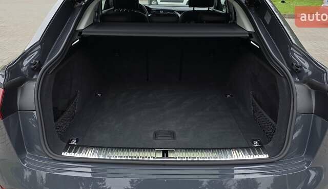 Серый Ауди Q8 Sportback e-tron, объемом двигателя 0 л и пробегом 20 тыс. км за 64800 $, фото 120 на Automoto.ua