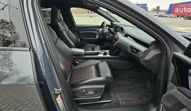 Серый Ауди Q8 Sportback e-tron, объемом двигателя 0 л и пробегом 65 тыс. км за 59999 $, фото 105 на Automoto.ua