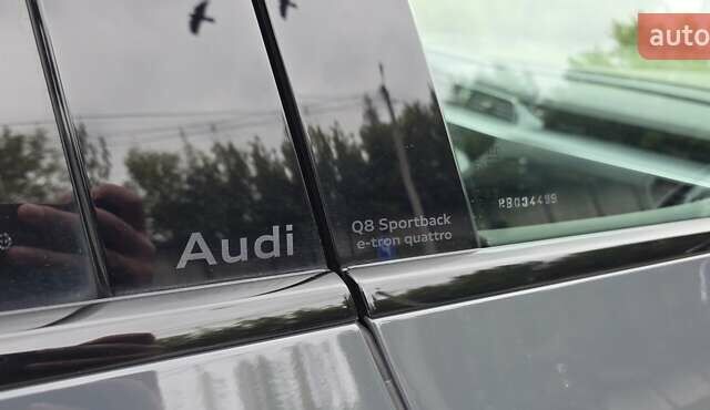 Серый Ауди Q8 Sportback e-tron, объемом двигателя 0 л и пробегом 20 тыс. км за 64800 $, фото 57 на Automoto.ua