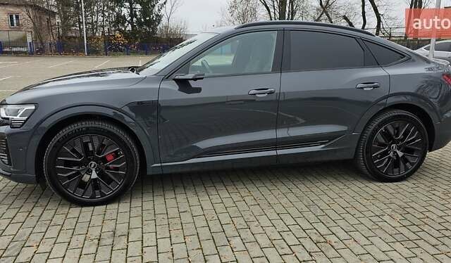 Серый Ауди Q8 Sportback e-tron, объемом двигателя 0 л и пробегом 65 тыс. км за 59999 $, фото 26 на Automoto.ua