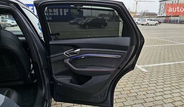 Серый Ауди Q8 Sportback e-tron, объемом двигателя 0 л и пробегом 65 тыс. км за 59999 $, фото 110 на Automoto.ua