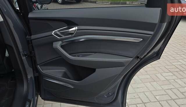 Серый Ауди Q8 Sportback e-tron, объемом двигателя 0 л и пробегом 20 тыс. км за 64800 $, фото 78 на Automoto.ua