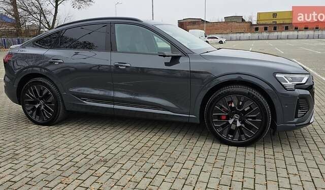 Серый Ауди Q8 Sportback e-tron, объемом двигателя 0 л и пробегом 65 тыс. км за 59999 $, фото 51 на Automoto.ua