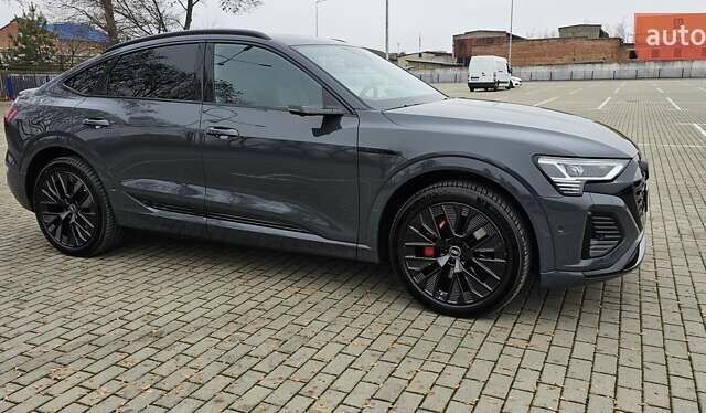 Серый Ауди Q8 Sportback e-tron, объемом двигателя 0 л и пробегом 65 тыс. км за 59999 $, фото 52 на Automoto.ua