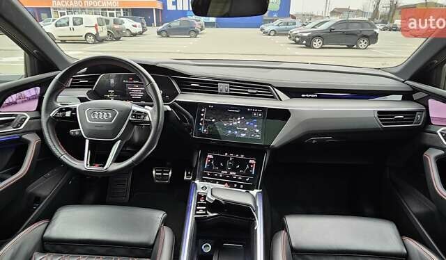 Серый Ауди Q8 Sportback e-tron, объемом двигателя 0 л и пробегом 65 тыс. км за 59999 $, фото 112 на Automoto.ua