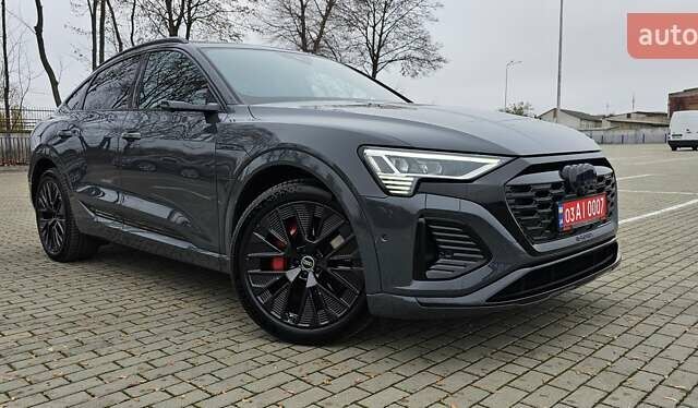 Серый Ауди Q8 Sportback e-tron, объемом двигателя 0 л и пробегом 65 тыс. км за 59999 $, фото 4 на Automoto.ua