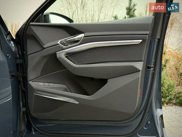 Синий Ауди Q8 Sportback e-tron, объемом двигателя 0 л и пробегом 17 тыс. км за 58868 $, фото 90 на Automoto.ua