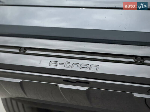 Синий Ауди Q8 Sportback e-tron, объемом двигателя 0 л и пробегом 17 тыс. км за 58868 $, фото 43 на Automoto.ua