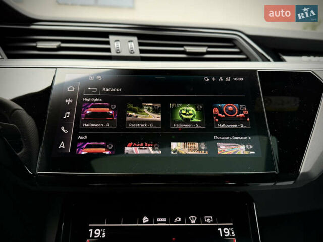 Синий Ауди Q8 Sportback e-tron, объемом двигателя 0 л и пробегом 17 тыс. км за 58868 $, фото 120 на Automoto.ua