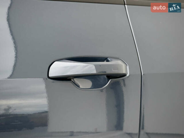 Синий Ауди Q8 Sportback e-tron, объемом двигателя 0 л и пробегом 17 тыс. км за 58868 $, фото 19 на Automoto.ua