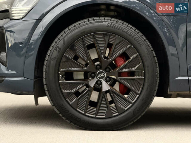 Синий Ауди Q8 Sportback e-tron, объемом двигателя 0 л и пробегом 17 тыс. км за 58868 $, фото 56 на Automoto.ua