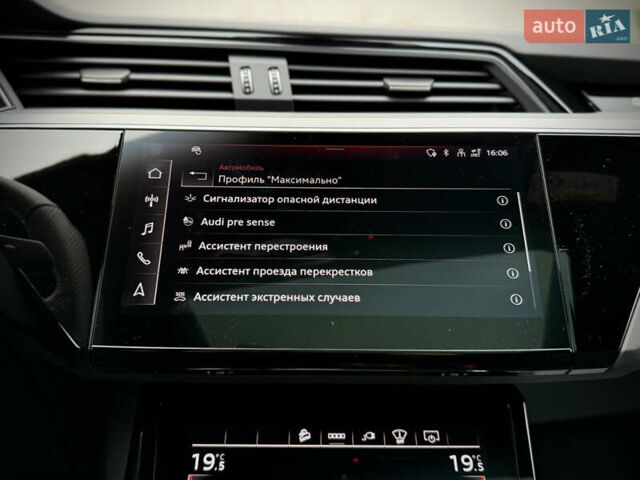 Синий Ауди Q8 Sportback e-tron, объемом двигателя 0 л и пробегом 17 тыс. км за 58868 $, фото 117 на Automoto.ua