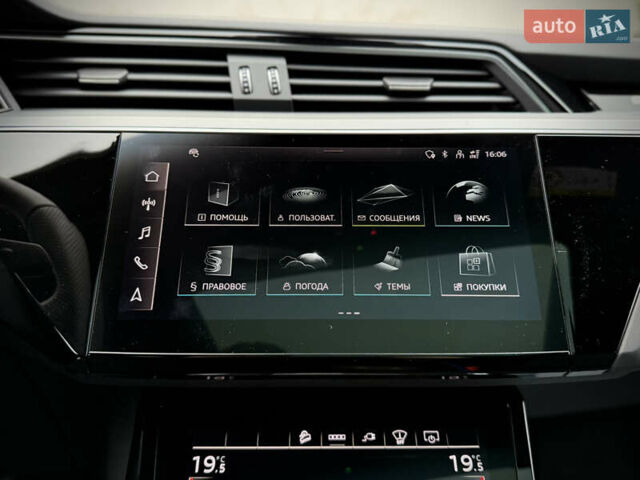 Синий Ауди Q8 Sportback e-tron, объемом двигателя 0 л и пробегом 17 тыс. км за 58868 $, фото 116 на Automoto.ua