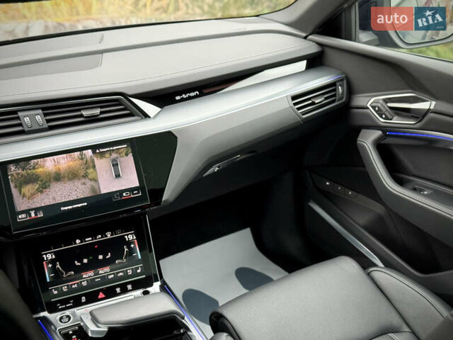 Синий Ауди Q8 Sportback e-tron, объемом двигателя 0 л и пробегом 17 тыс. км за 58868 $, фото 63 на Automoto.ua