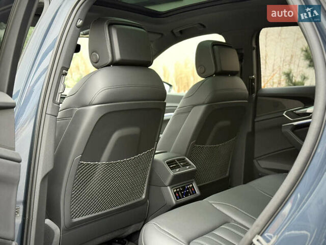 Синий Ауди Q8 Sportback e-tron, объемом двигателя 0 л и пробегом 17 тыс. км за 58868 $, фото 72 на Automoto.ua