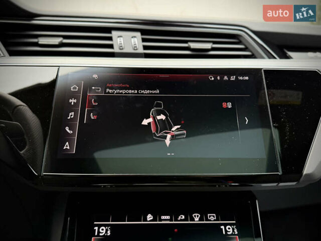 Синий Ауди Q8 Sportback e-tron, объемом двигателя 0 л и пробегом 17 тыс. км за 58868 $, фото 119 на Automoto.ua