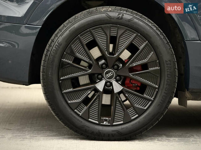 Синий Ауди Q8 Sportback e-tron, объемом двигателя 0 л и пробегом 17 тыс. км за 58868 $, фото 53 на Automoto.ua