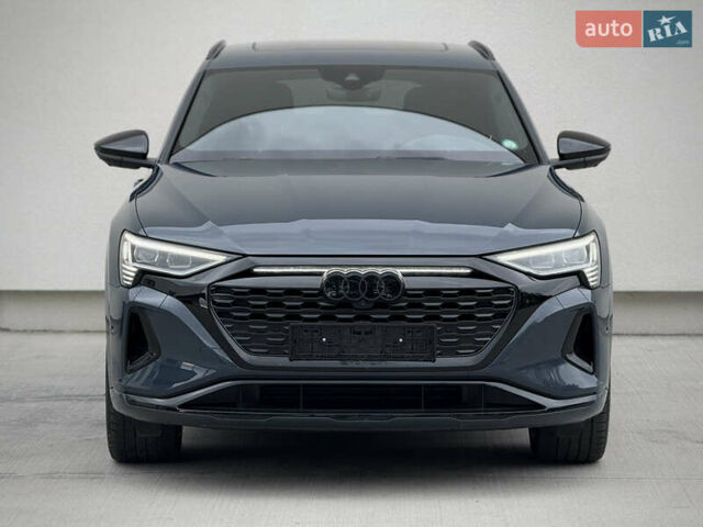 Синий Ауди Q8 Sportback e-tron, объемом двигателя 0 л и пробегом 17 тыс. км за 58868 $, фото 137 на Automoto.ua