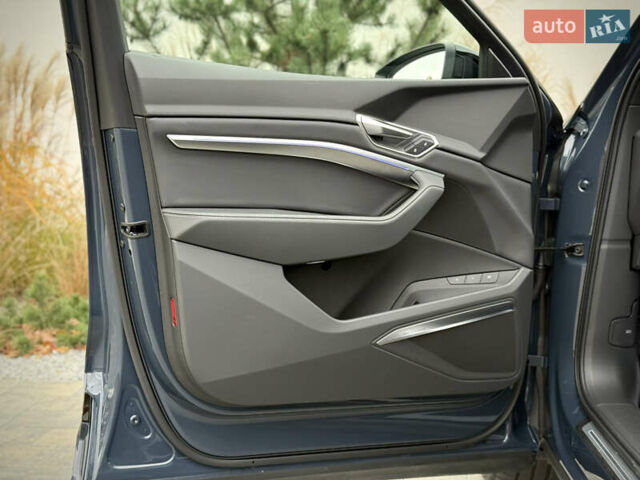 Синий Ауди Q8 Sportback e-tron, объемом двигателя 0 л и пробегом 17 тыс. км за 58868 $, фото 81 на Automoto.ua