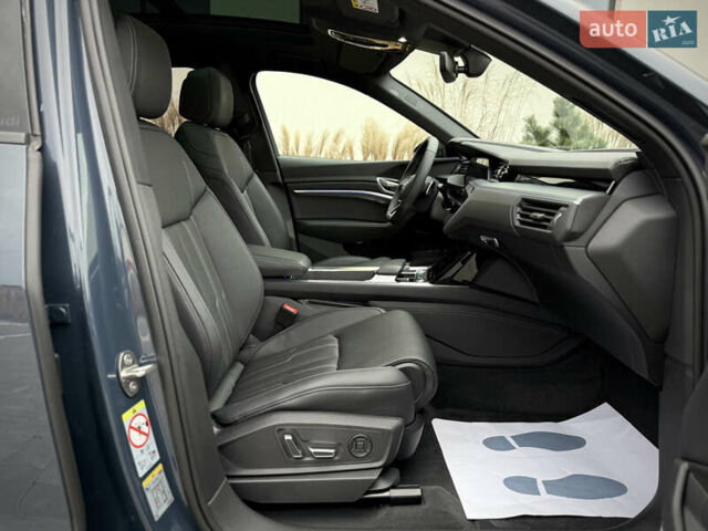 Синий Ауди Q8 Sportback e-tron, объемом двигателя 0 л и пробегом 17 тыс. км за 58868 $, фото 73 на Automoto.ua